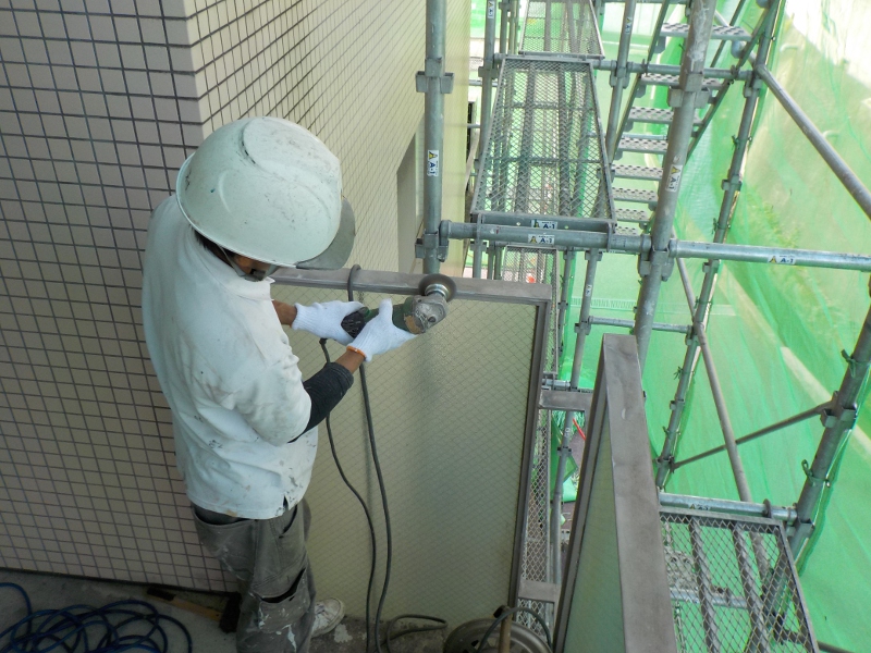 津山市｜ビル塗装工事～ケレン作業、高圧洗浄　