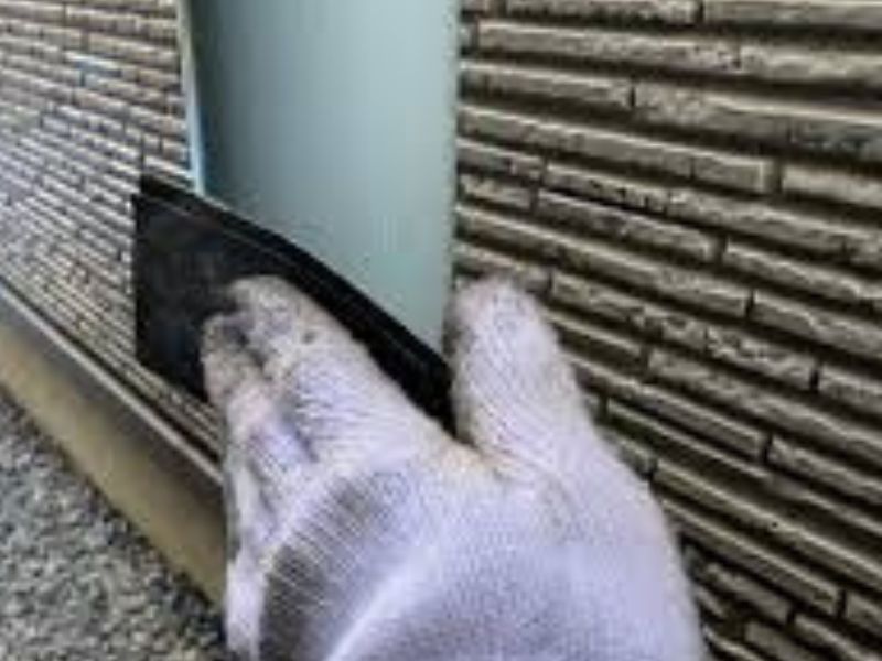 津山市H様邸　雨樋の塗装様子