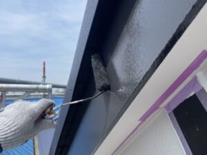 足場が建った現場で破風塗装をしてる様子