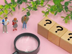 ミニチュア人形と虫眼鏡で表す防水工事への疑問