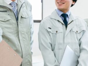 作業服を着た2人の男性