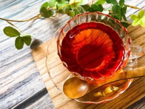 ガラスのティーカップに入った紅茶